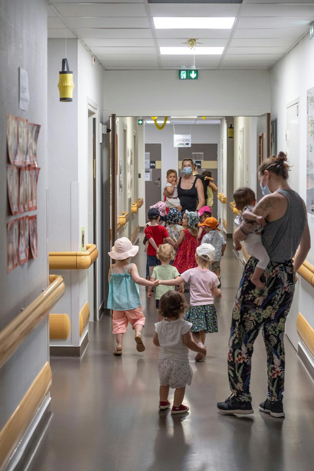 Photo représentant un groupe d'enfants de la crèche les "Mini-Mômes" déambulant dans les couloirs de la clinique des minimes.