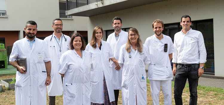 Photo de groupe illustrant des professionnels de santé faisant partie de l'équipe médicale de la clinique des minimes